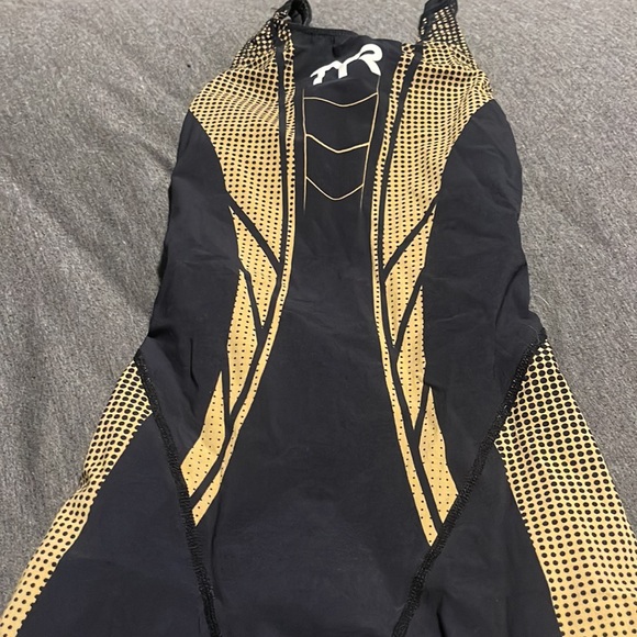 TYR tech suit - Picture 2 of 4